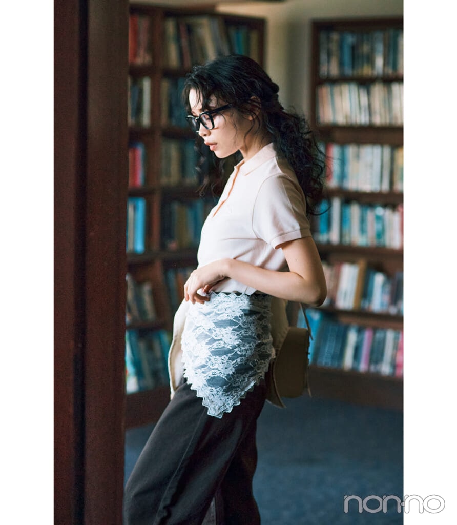 林芽亜里のポロシャツ×レーススカーフコーデ