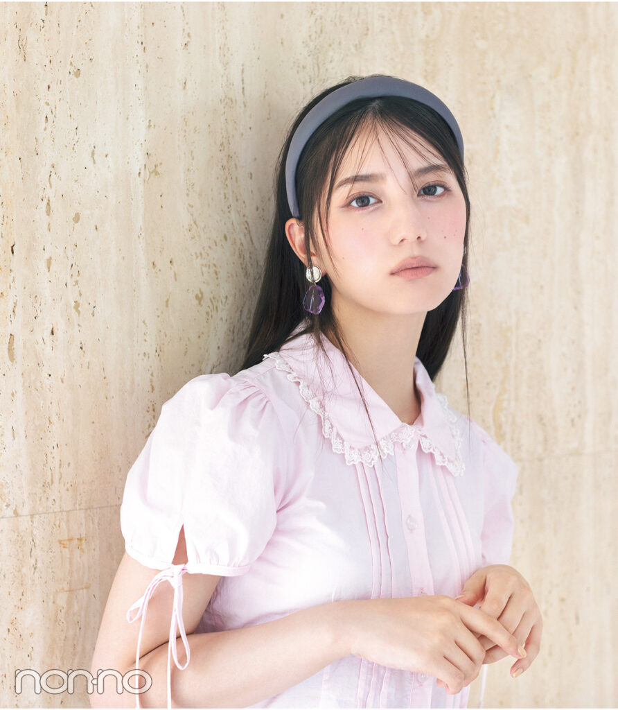 小坂菜緒のトレンドヘア小物「サテンカチューシャ」