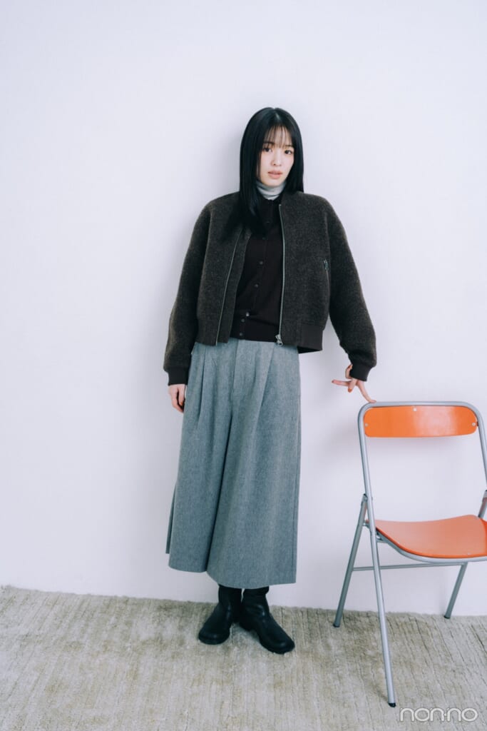 無印良品のウール混ナッピングショートブルゾンをクロップドパンツに合わせて着こなした横田真悠の全身カット