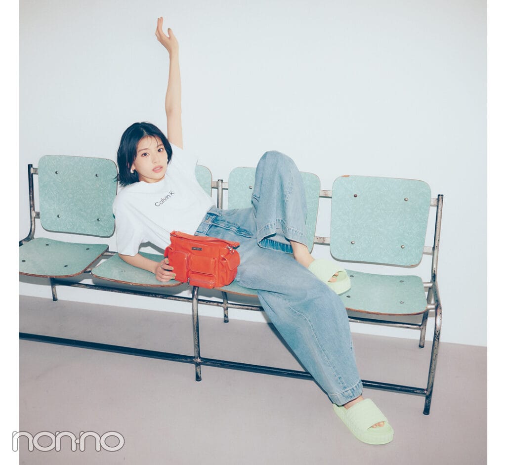 白T×デニムの定番コーデにカラー小物を2色使いしたコーデ