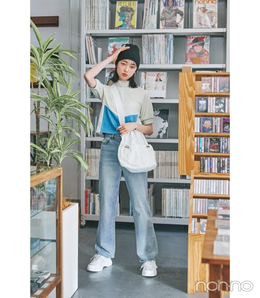 デニムパンツにスポみトップスやビーニーでストレートコーデ