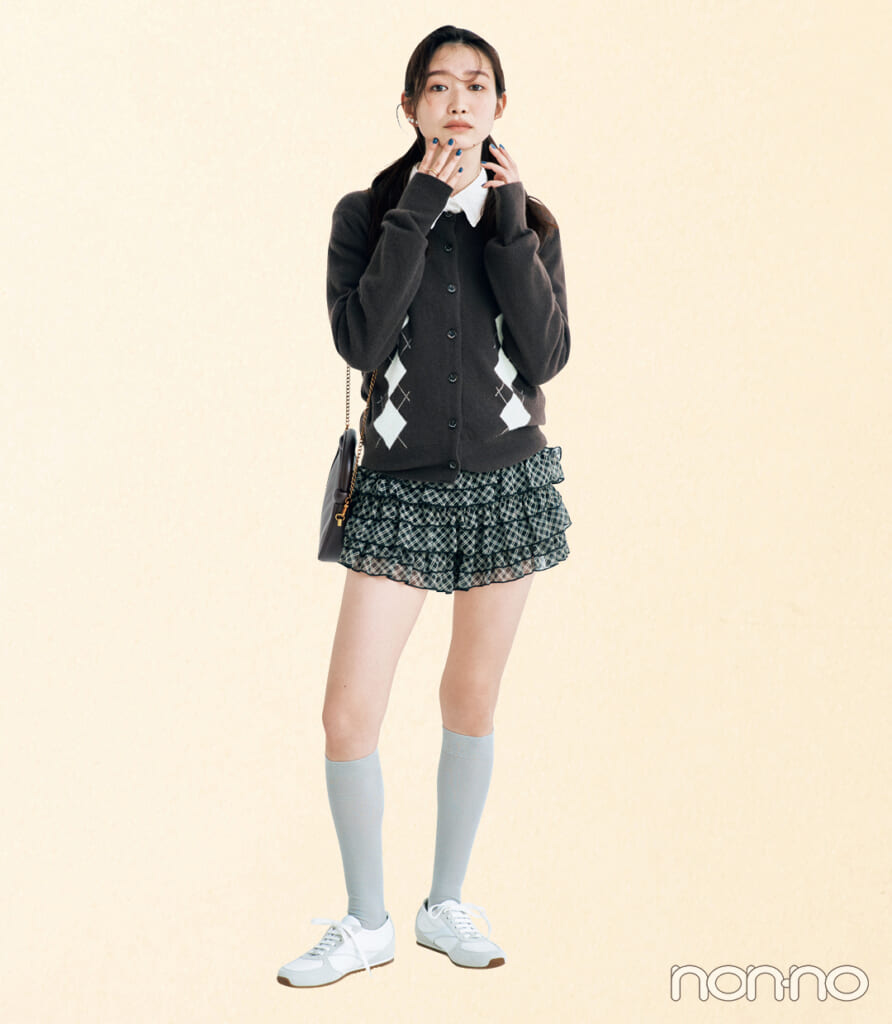 CHARLES & KEITHの薄底スニーカーをはく岡本夏美