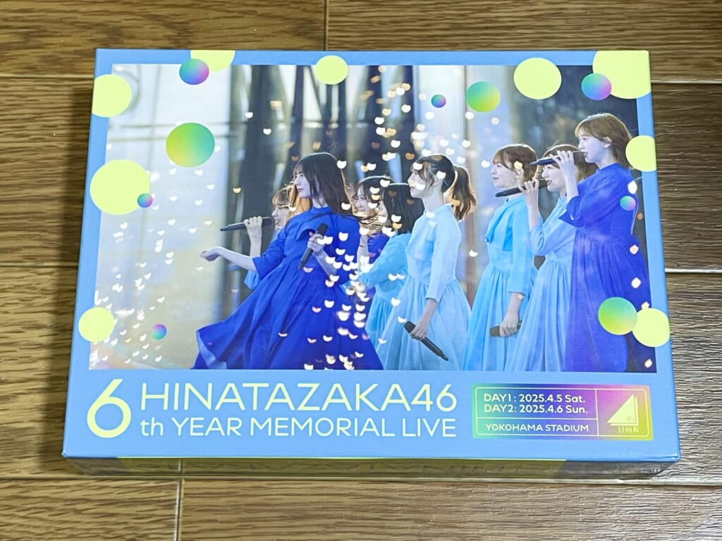 日向坂46 6回目のひな誕祭Blu-ray。青い衣装を着たメンバーが写っている。