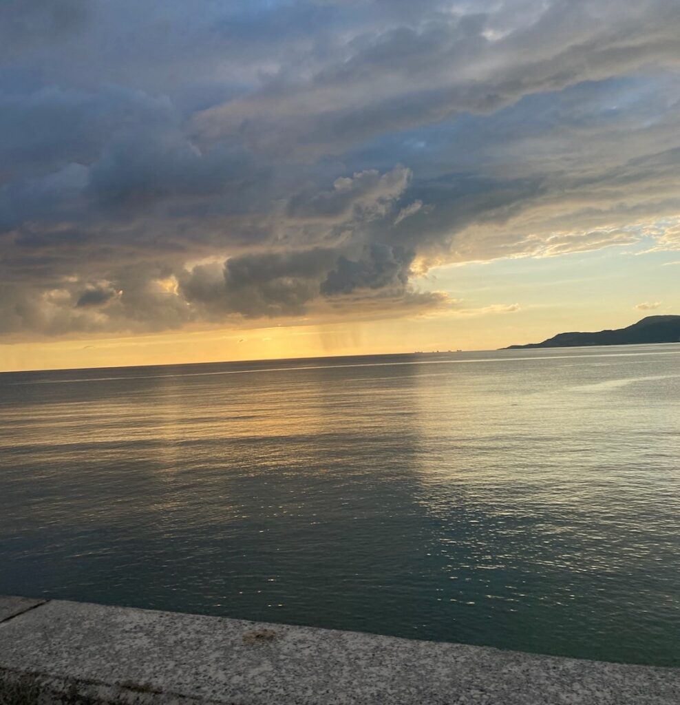 夕方の海沿いの海