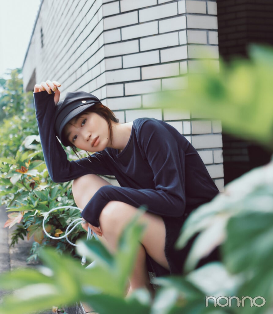 岡本夏美のうすーい長袖　ダークトーンのベロアトップス