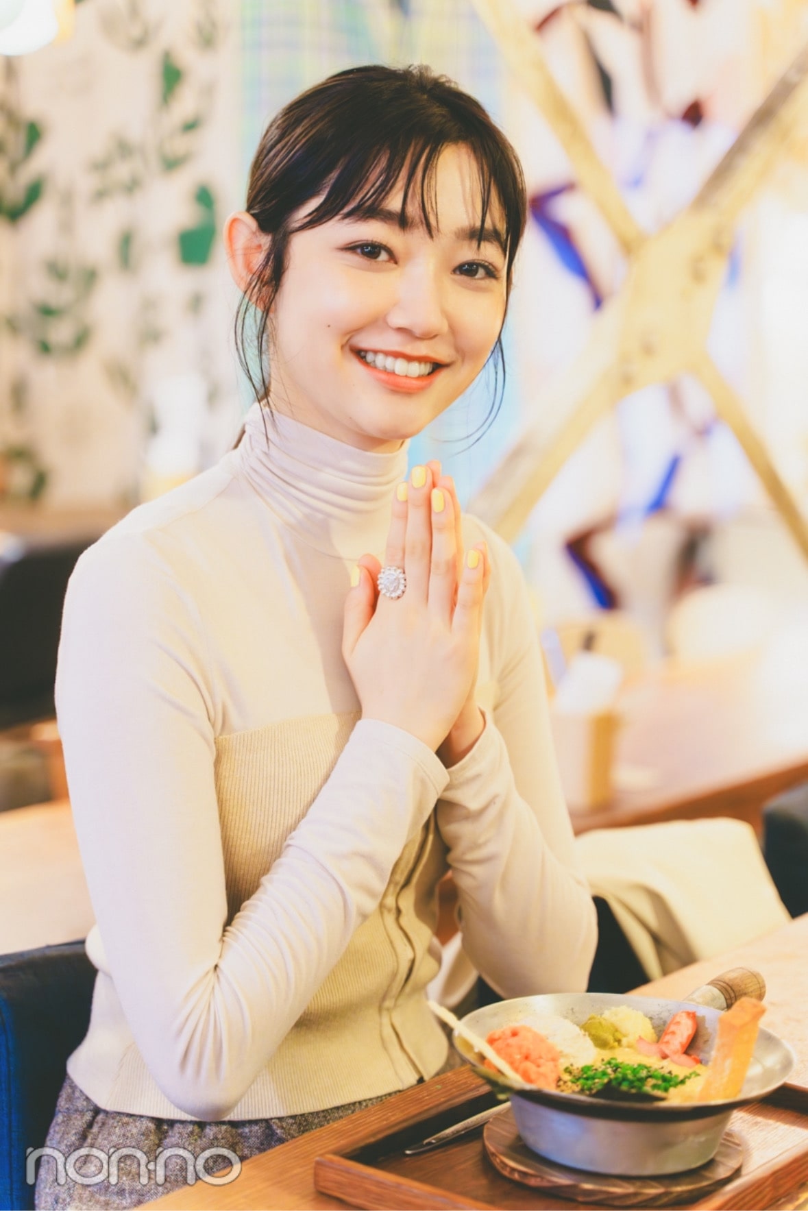 おじやを前にいただきますポーズをする小宮山莉渚