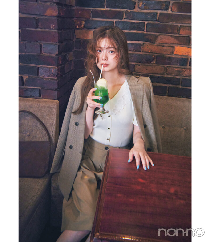 リランドチュールのニットを着る紺野彩夏