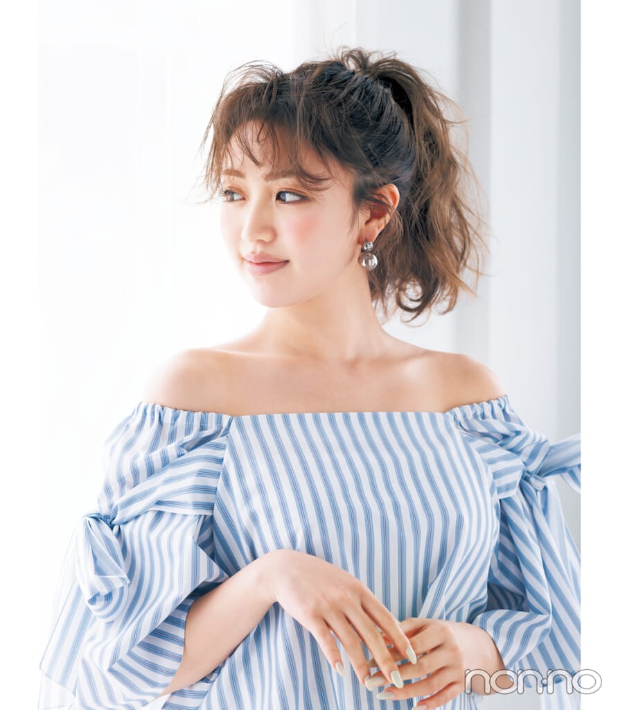 オフショルに似合う髪型:ふわふわポニーテールの香音