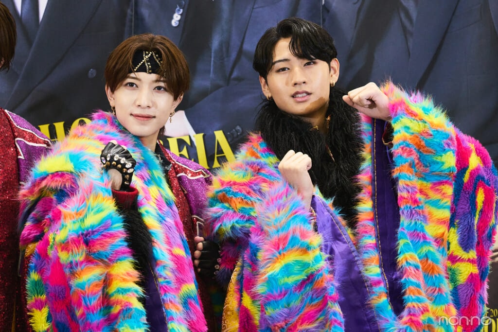 囲み会見でガッツポーズを決めるKEY TO LITの中村嶺亜さん（左）と猪狩蒼弥さん（右）