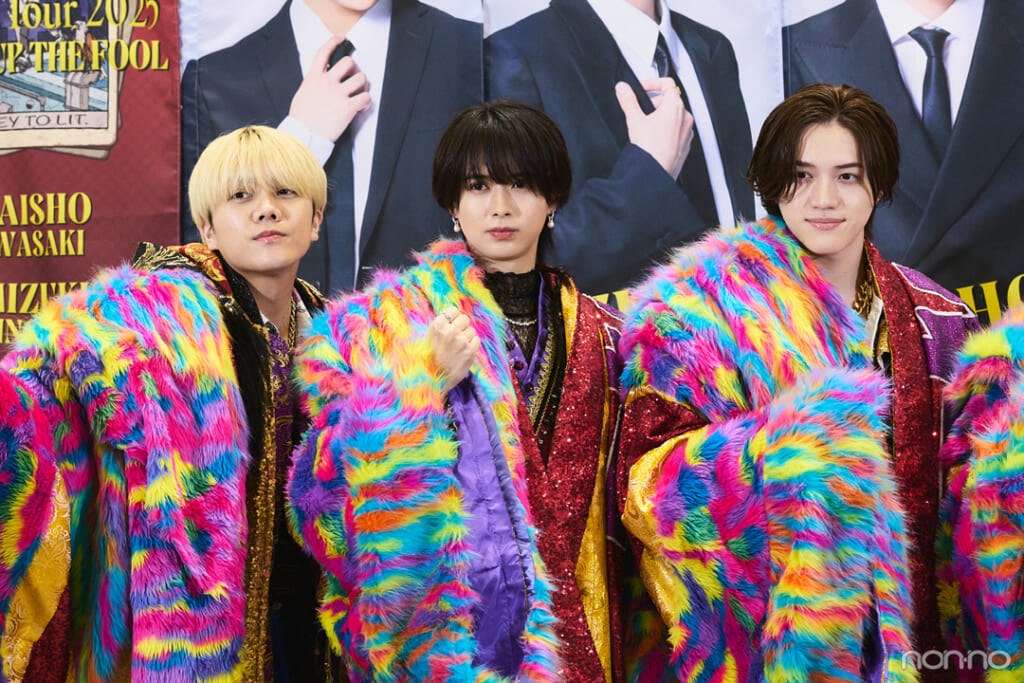 囲み会見に臨む佐々木大光さん（左）、井上瑞稀さん(中）、岩﨑大昇さん（右）