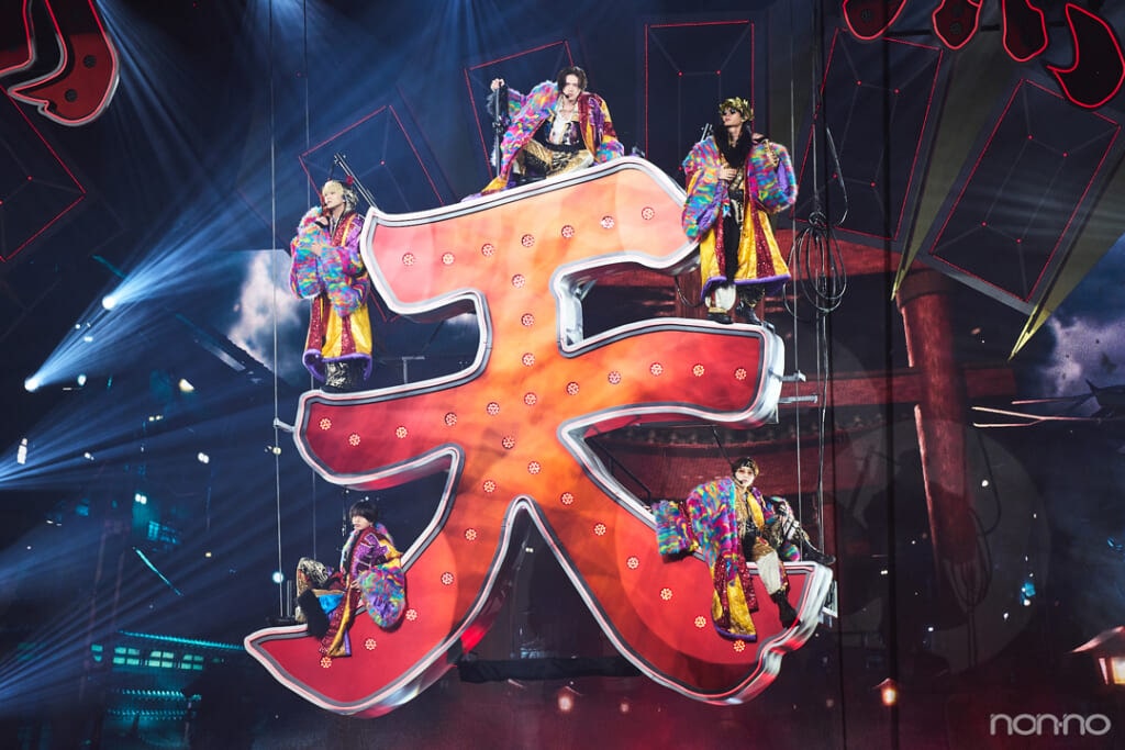 奇天烈の天の字のセットに乗ったKEY TO LITの5人