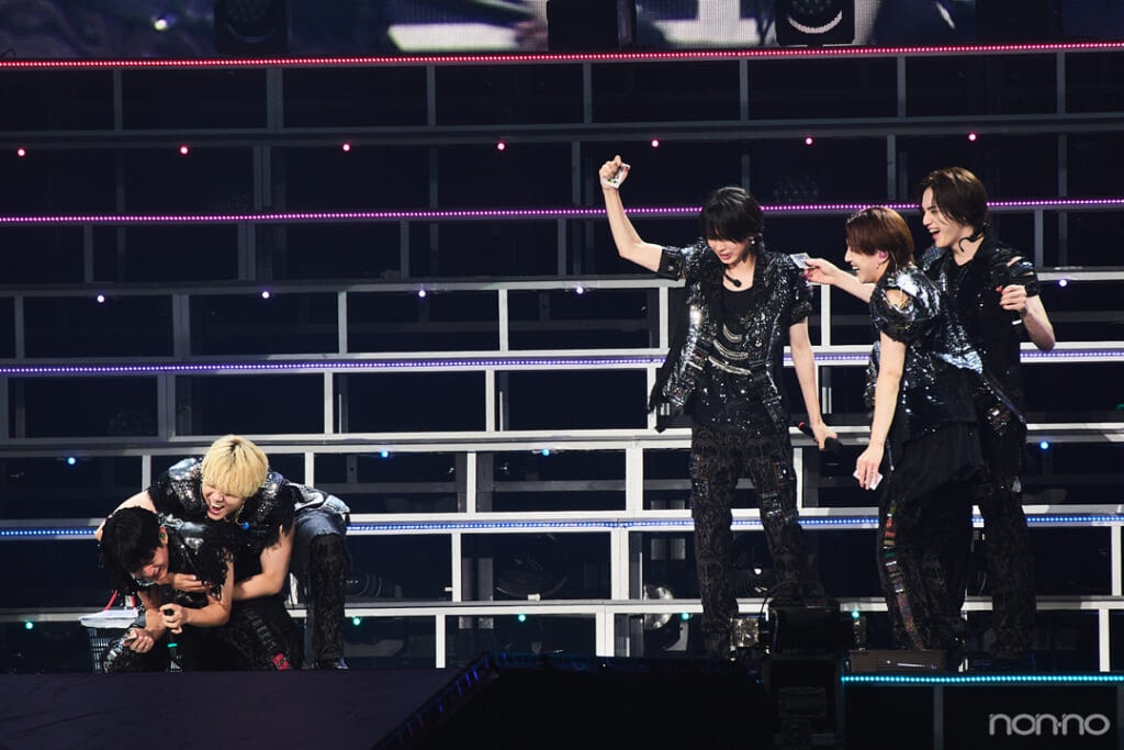 相部屋が決定し、うなだれる猪狩蒼弥さんを抱きしめる佐々木大光さんと、それを笑顔で見つける一人部屋をゲットした岩﨑大昇さん、井上瑞稀さん、中村嶺亜さん。