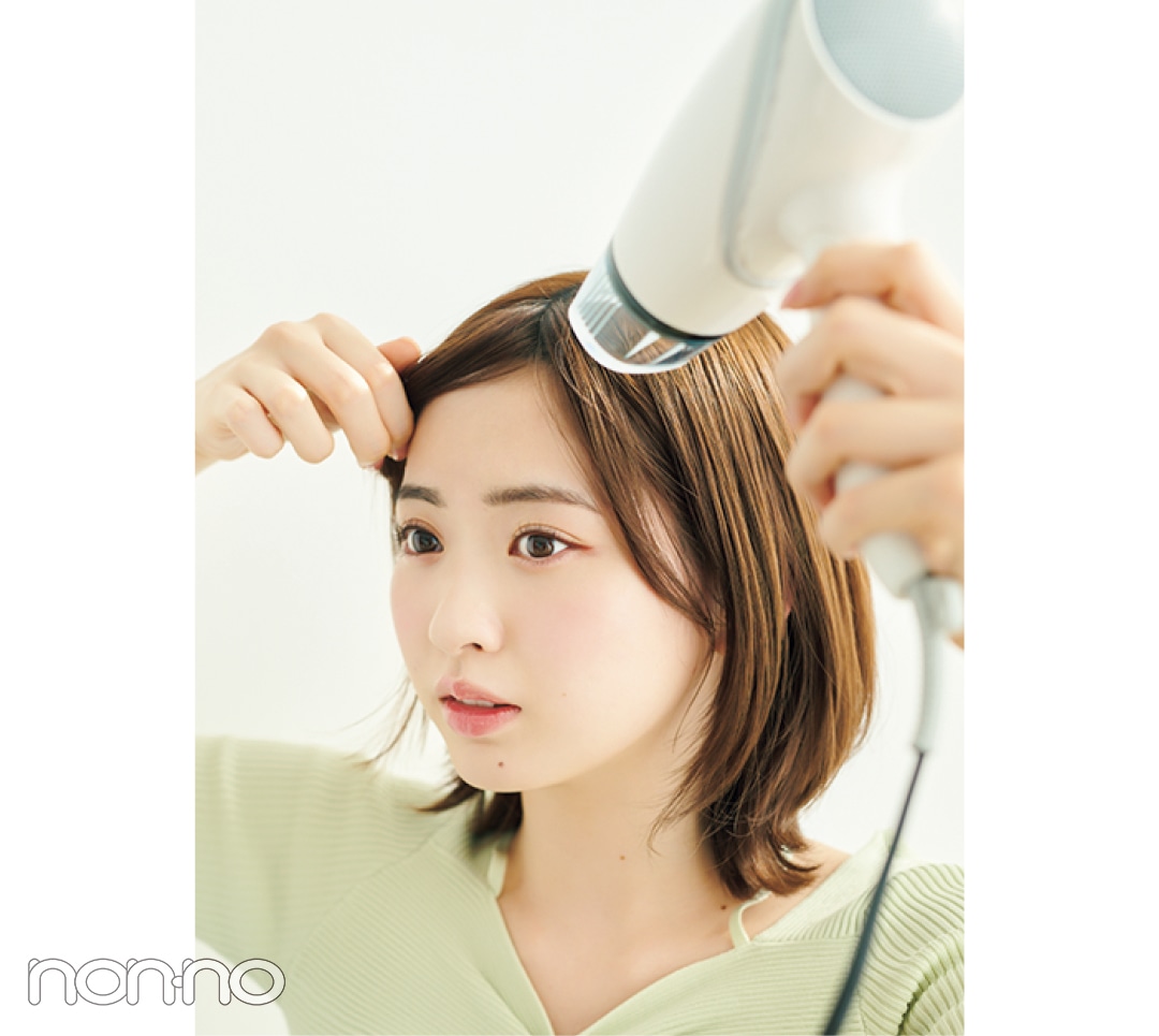 ドライヤーをあてる女性