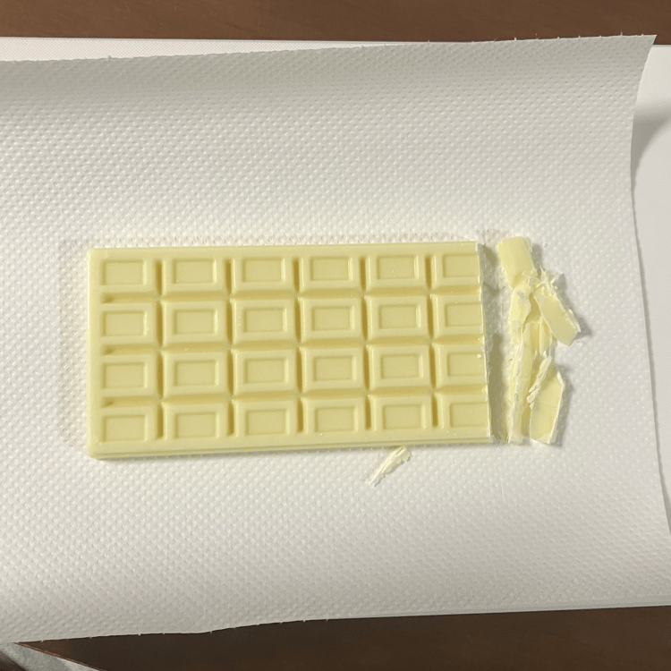 刻んでいる途中の板チョコ
