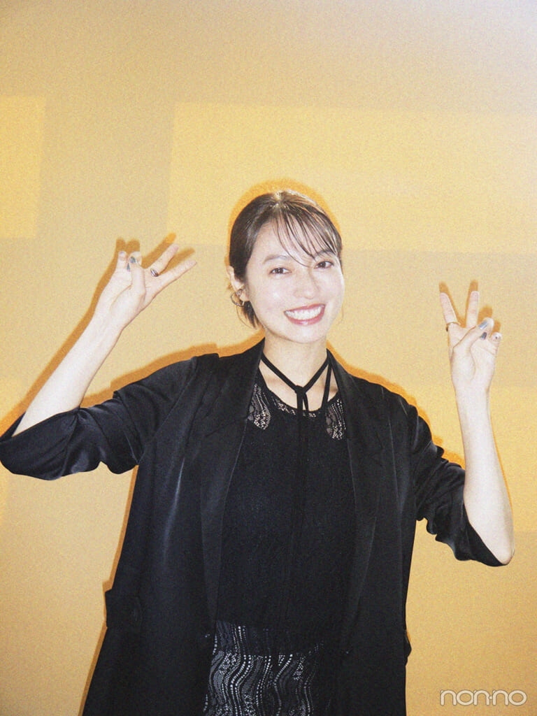 ダブルピースをする田辺桃子さん