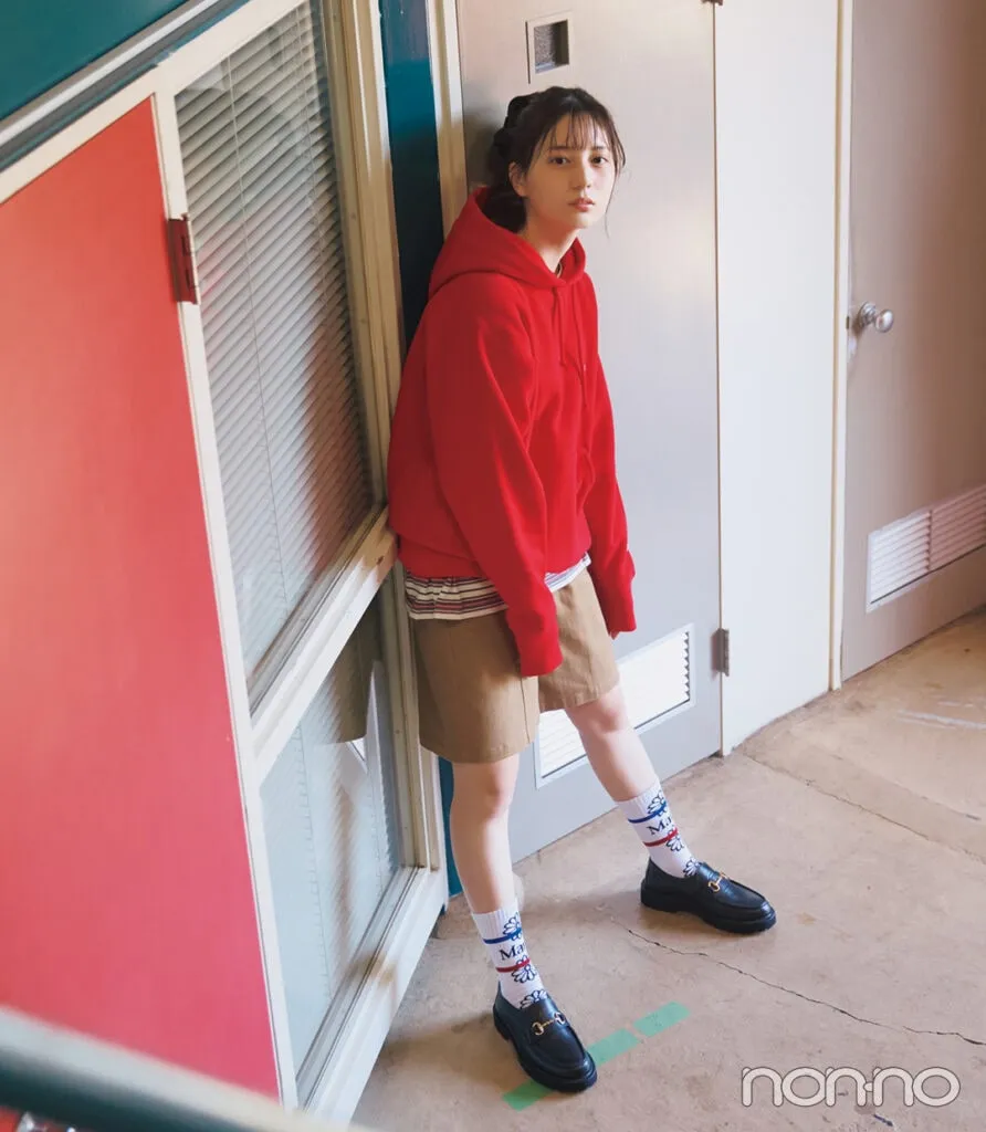 小坂菜緒の大学生の一週間コーデ、木曜日のフーディスタイル