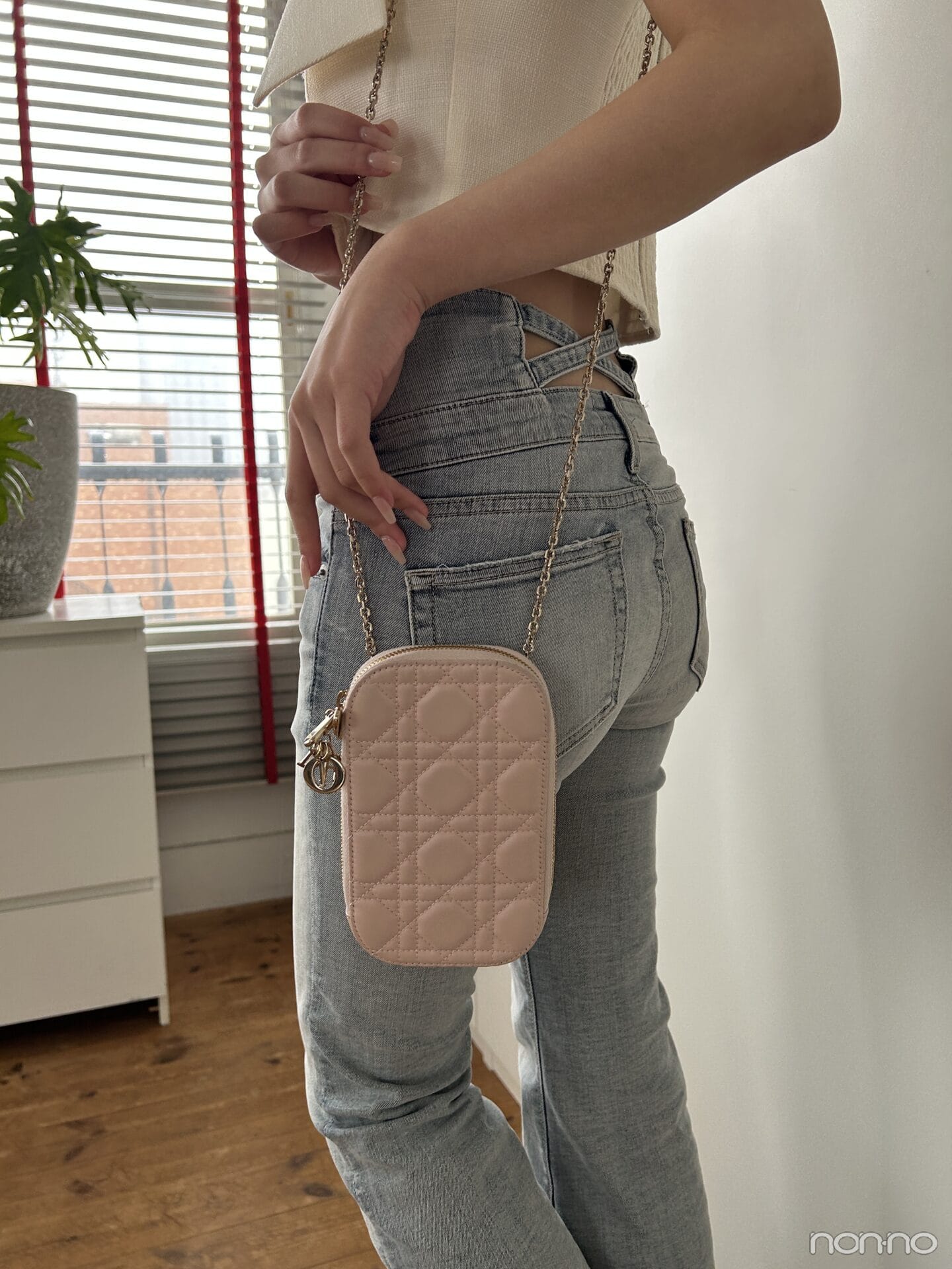 菊地姫奈の夏私服のバッグのカット