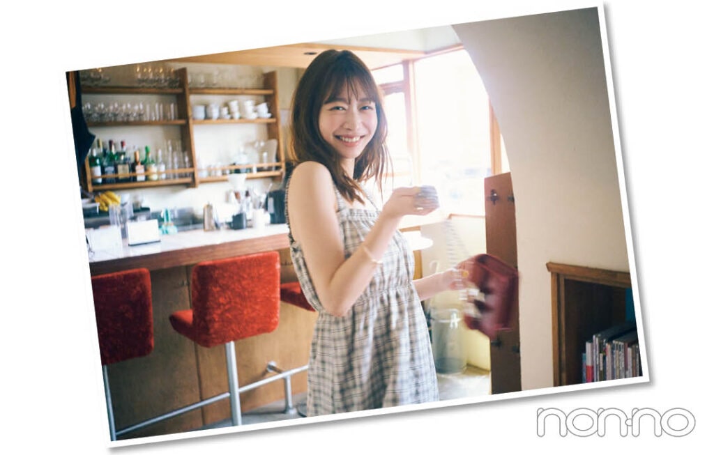 レトロチェック柄ワンピースを着る岡本夏美2