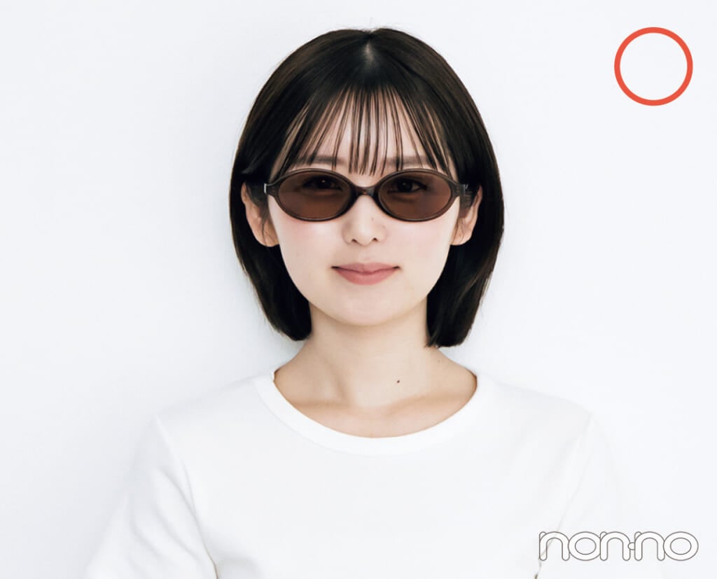 丸顔さんがオーバルフレームのサングラスをかけたカット