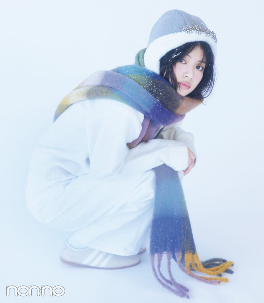 【出口夏希の冬コーデ】カラフルマフラーがホワイトコーデを盛り上げる