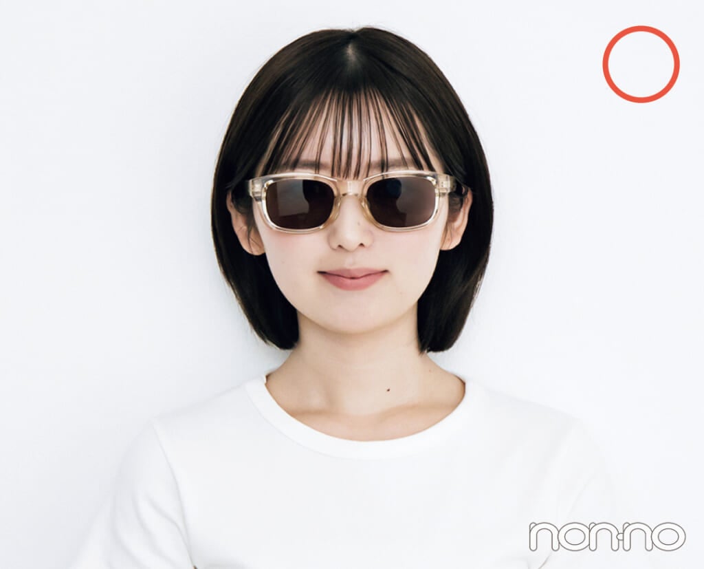 丸顔さんがボールドスクエアフレームのサングラスをかけたカット
