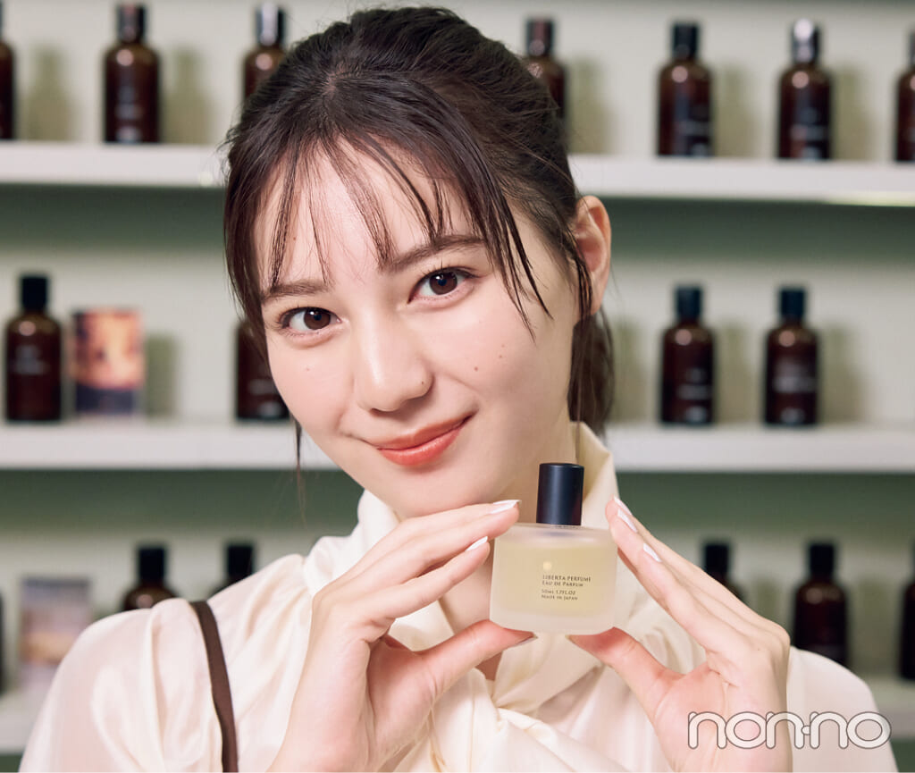 オリジナル香水を手に持つ小坂菜緒