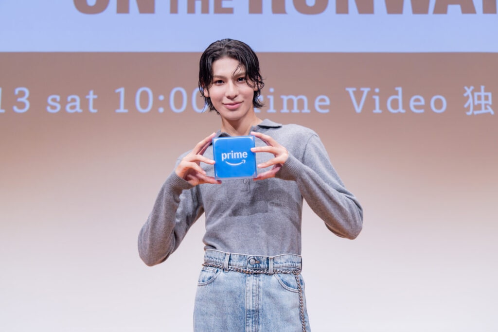 Amazon Primeのロゴキューブを手にポーズを取るSnow Manのラウールさん