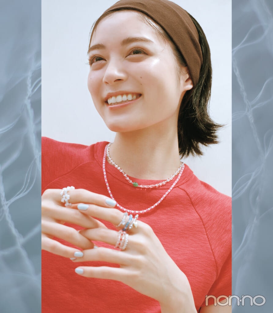 夏のビーズアクセサリーを付ける吉田美月喜
