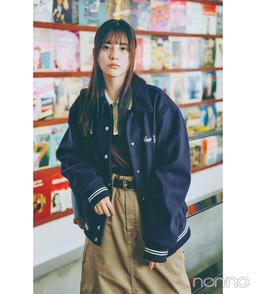 小坂菜緒の大学生の一週間コーデ、日曜日のスタジアムジャケットスタイル