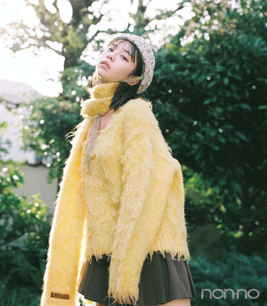 ニットとおそろいのマフラーを巻いた菊地姫奈