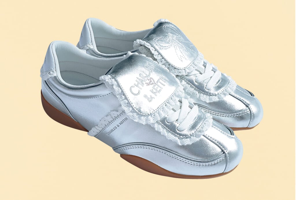 CHARLES & KEITH のシルバースニーカー「Louise ルーイ レーストリムスニーカー」