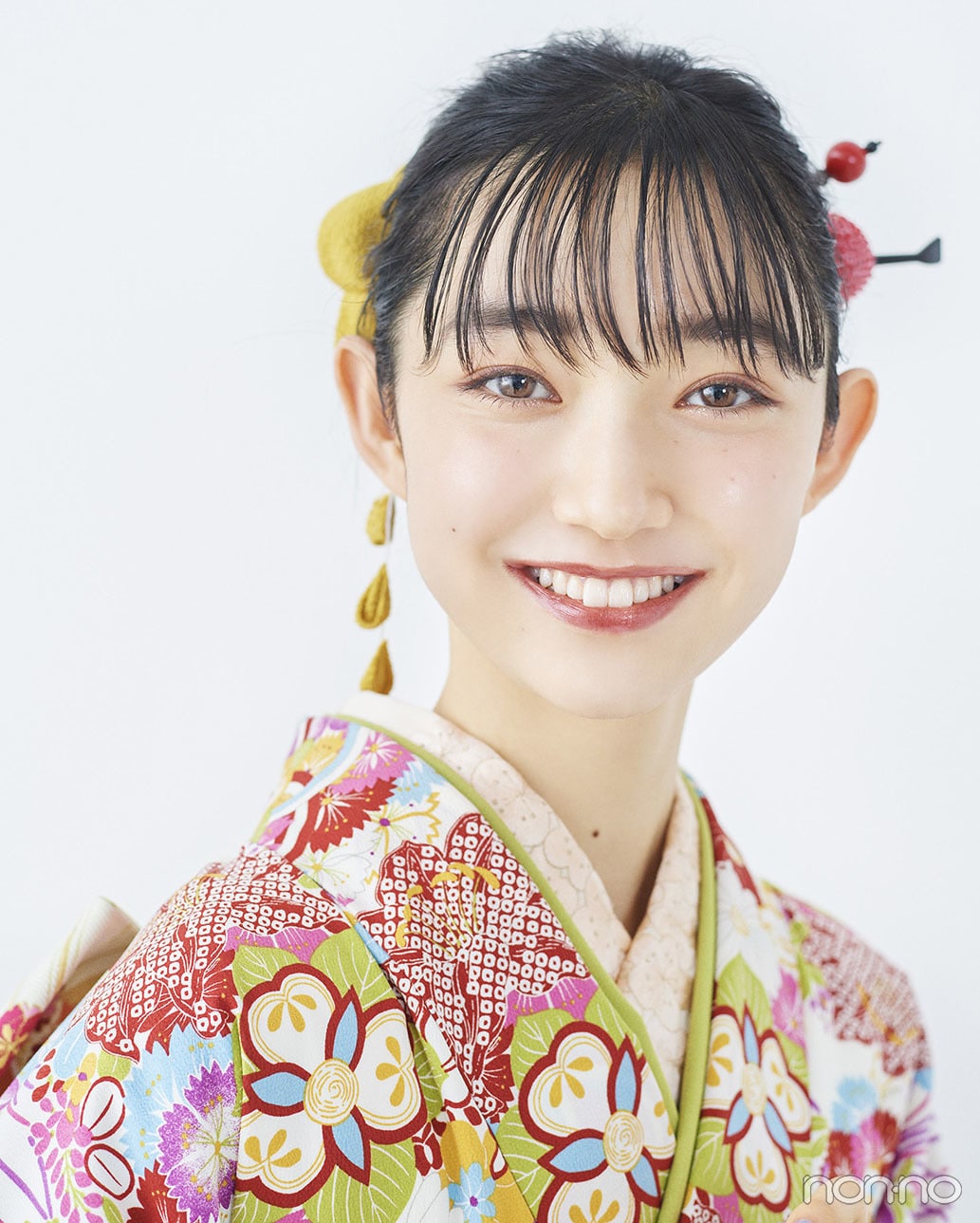 ボブの成人式ヘアスタイル　前髪があるお団子ヘアに髪飾りをつけた髪型の正面