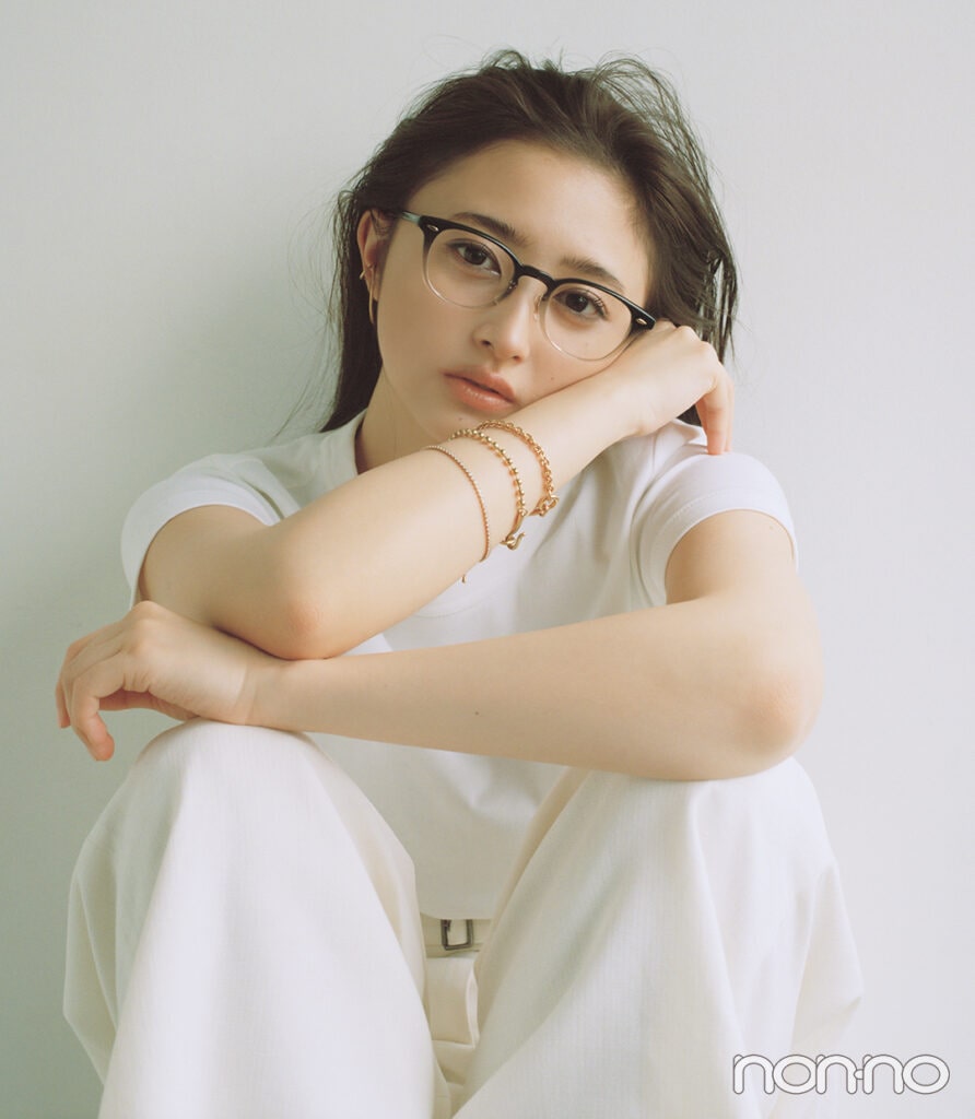 ゴールドブレスレットをつけた井上和