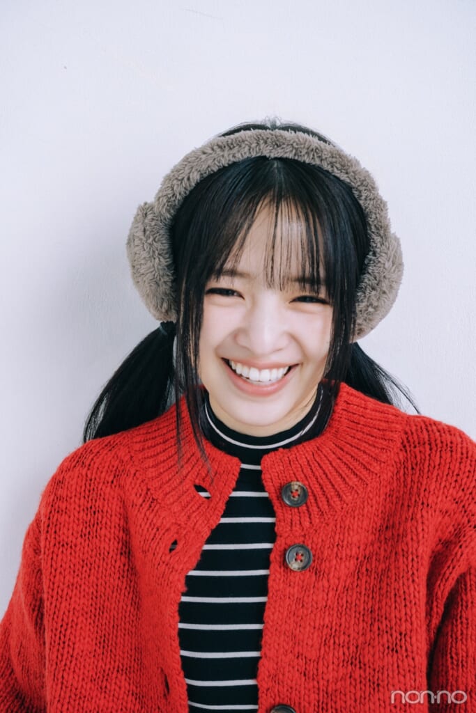 無印良品のボアイヤーマフをつけた笑顔の横田真悠のアップカット