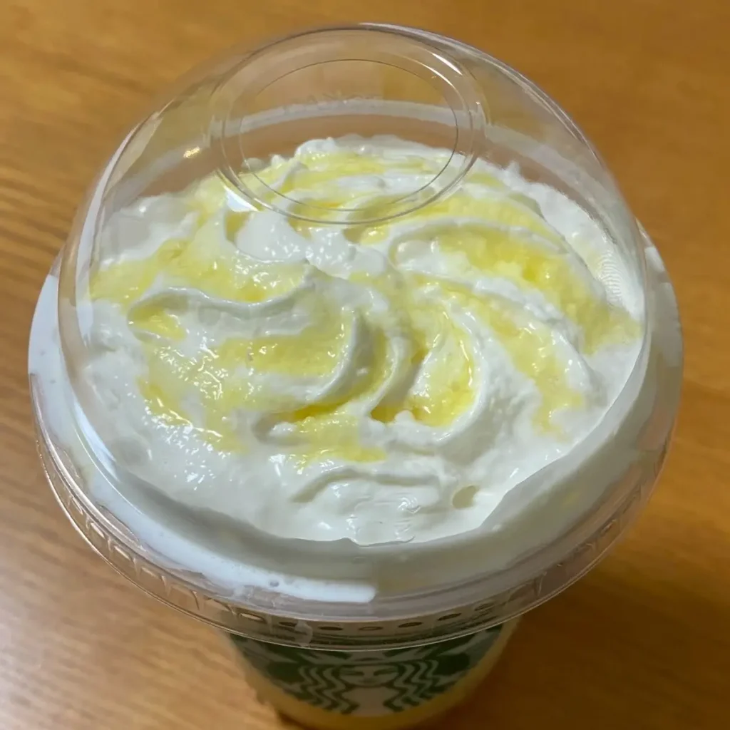 上から撮ったホイップクリームとラ・フランス果汁のソース