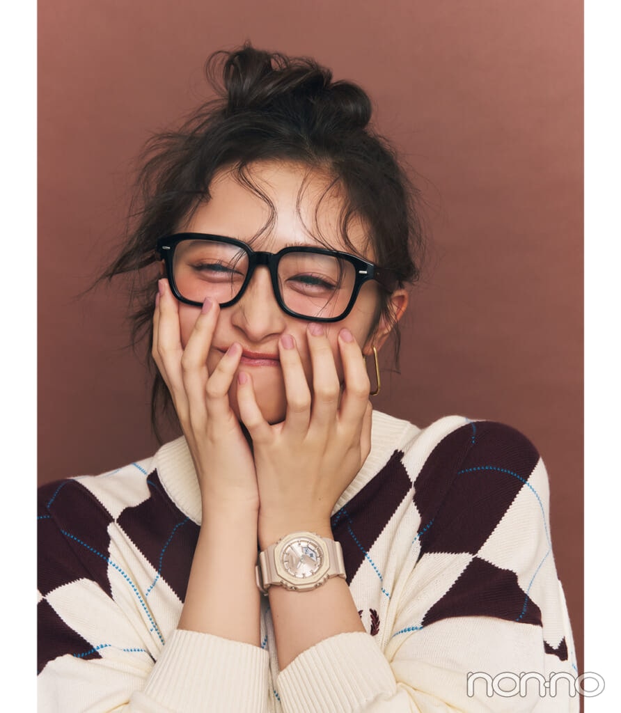 G-SHOCKのラバーバンドの腕時計を付けた井上和