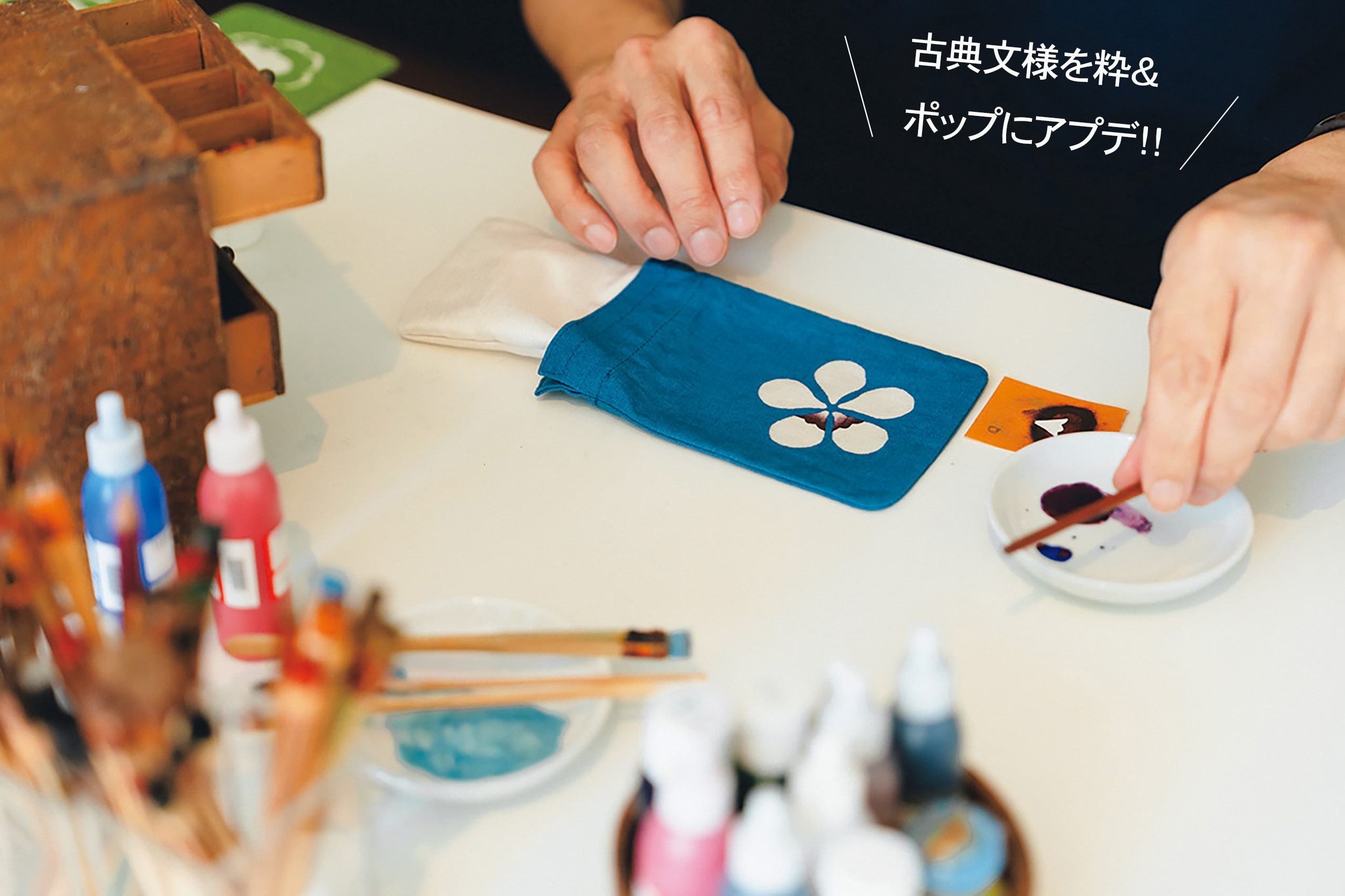 本品堂　手作業で文様に顔料を刷り込んでいく