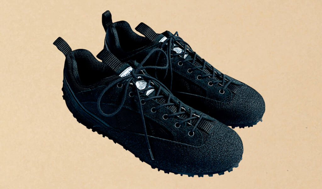 黒の薄底スニーカー