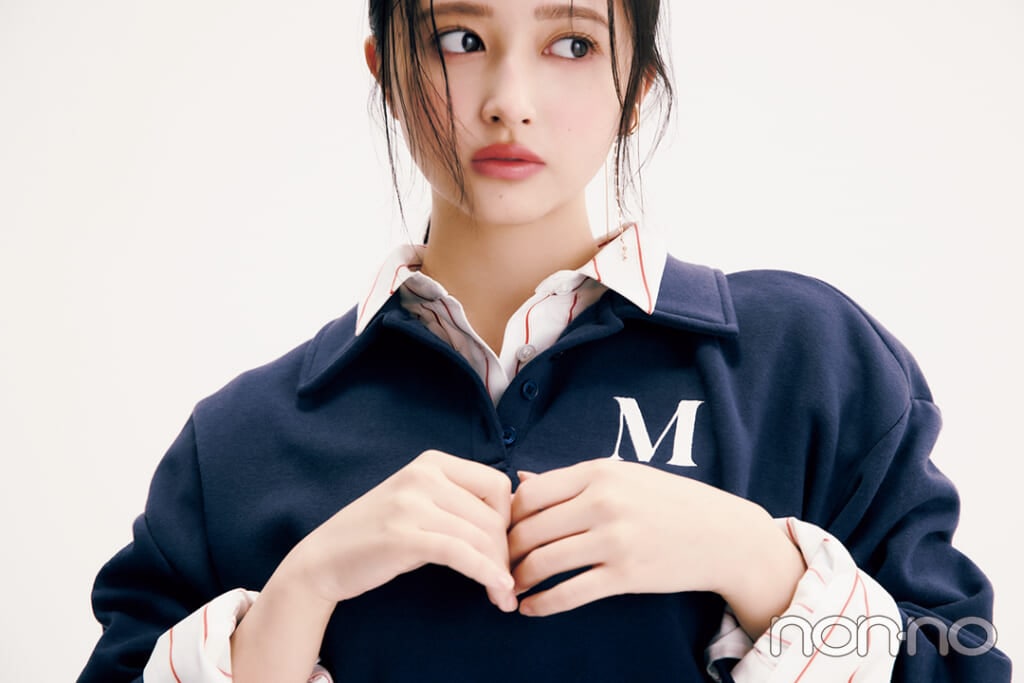 赤ストライプシャツを着た井上和