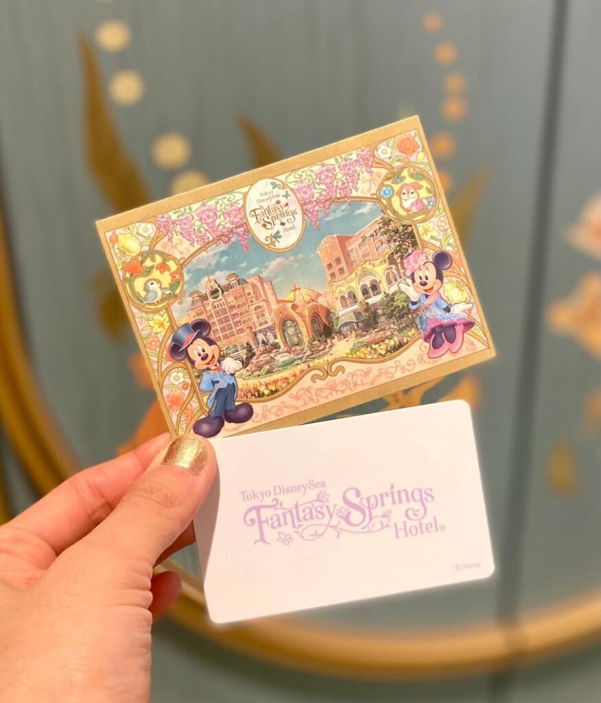 （上）キーブックレットと（下）ルームキー