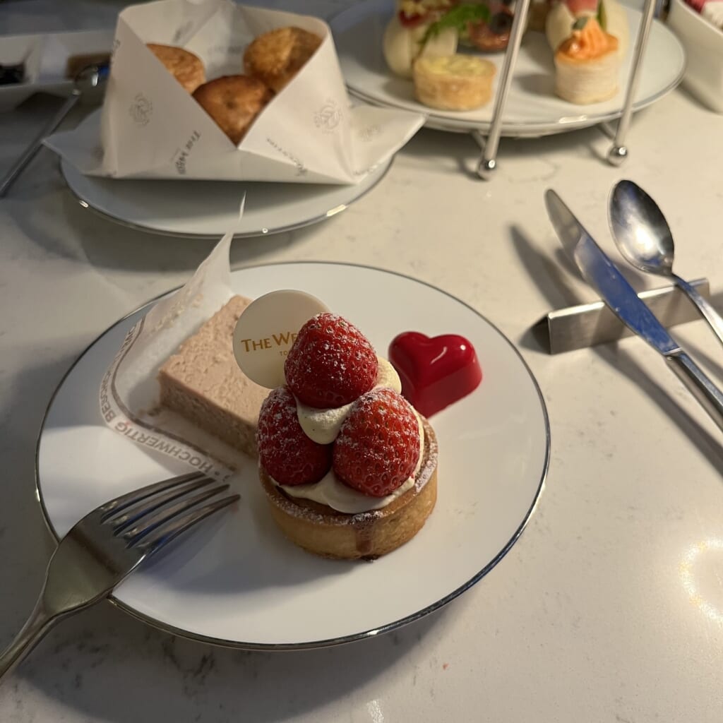 ウェスティン東京 ストロベリーアフタヌーンティー チーズテリーヌ いちごのタルト ウェスティンチョコレート ハートラズベリー