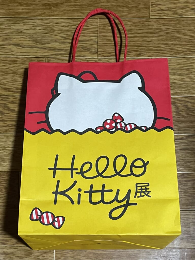 キティ展限定の紙袋の裏側。キティの後ろ姿が描かれている。