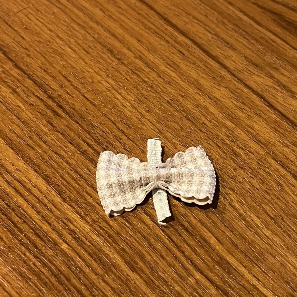 装飾用 リボン 糸を隠すようにリボンを巻く