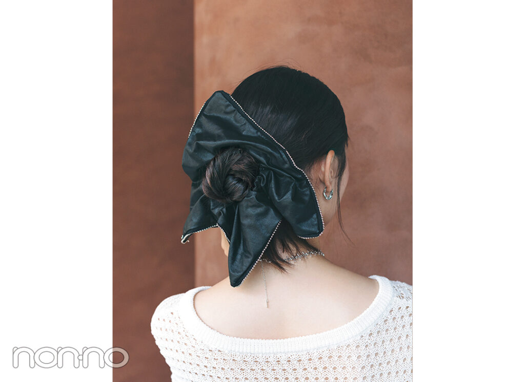 小坂菜緒のトレンドヘア小物「スクエアビッグシュシュ」バックスタイル