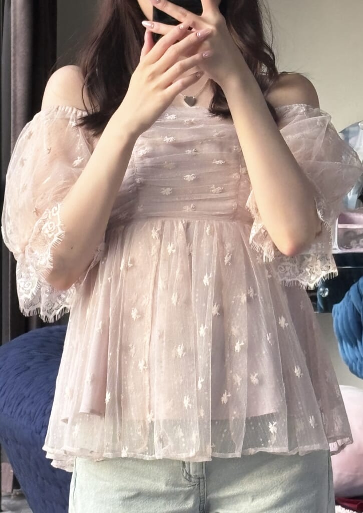 軽い生地のオフショルダーで、腰回りを隠せるデザイン