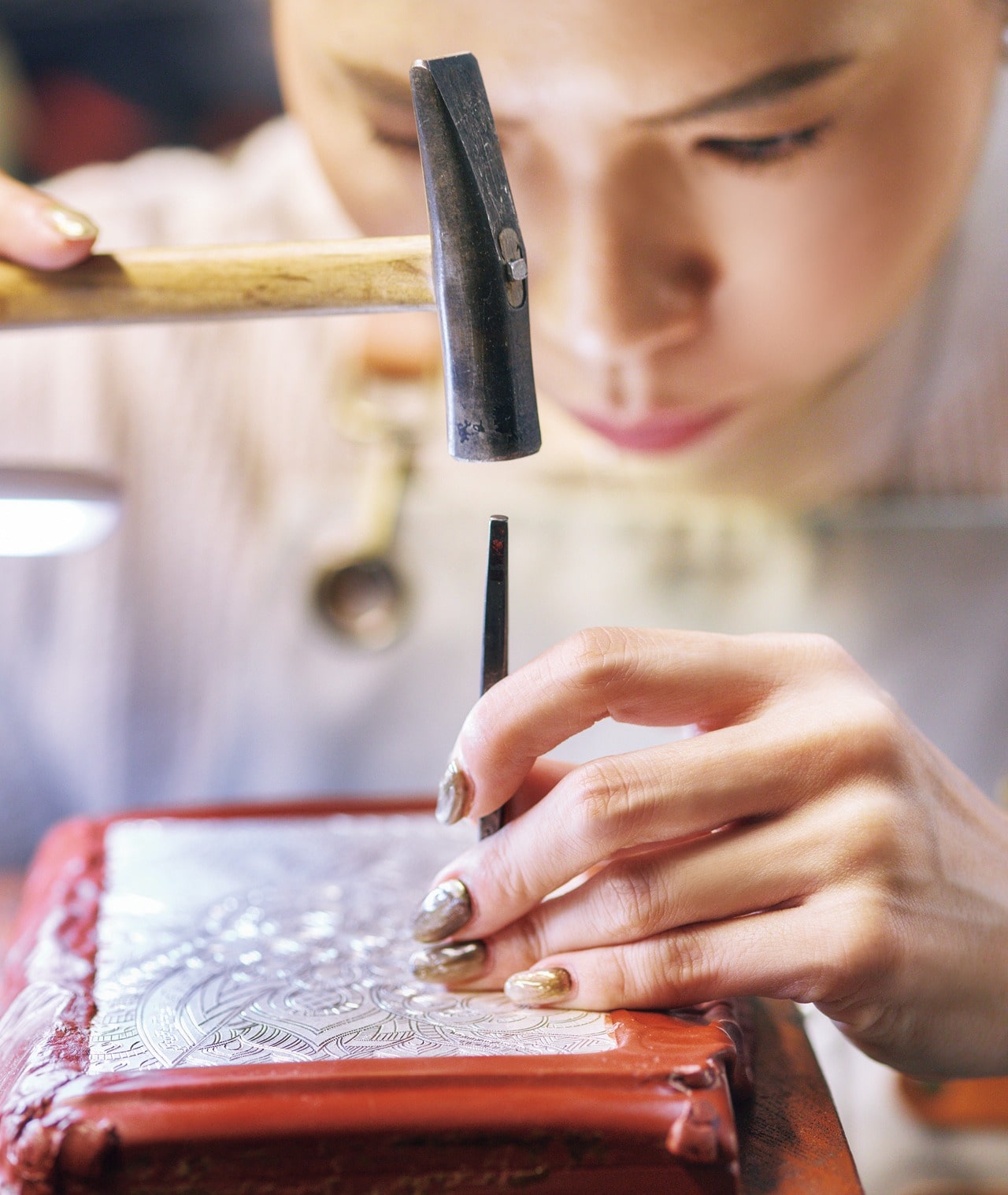 錺金具の金属板を叩く野依祐月さん