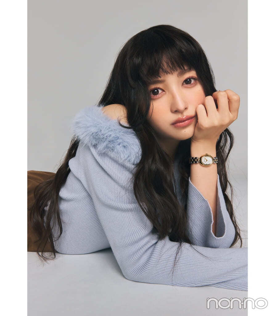 COACHのジュエリーウォッチを付けた井上和