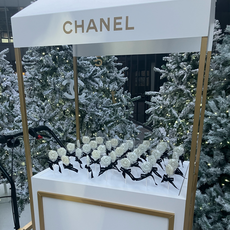 CHANELの飴が刺さっているワゴン。屋根がついていて白に金色の文字でCHANELと書かれている。