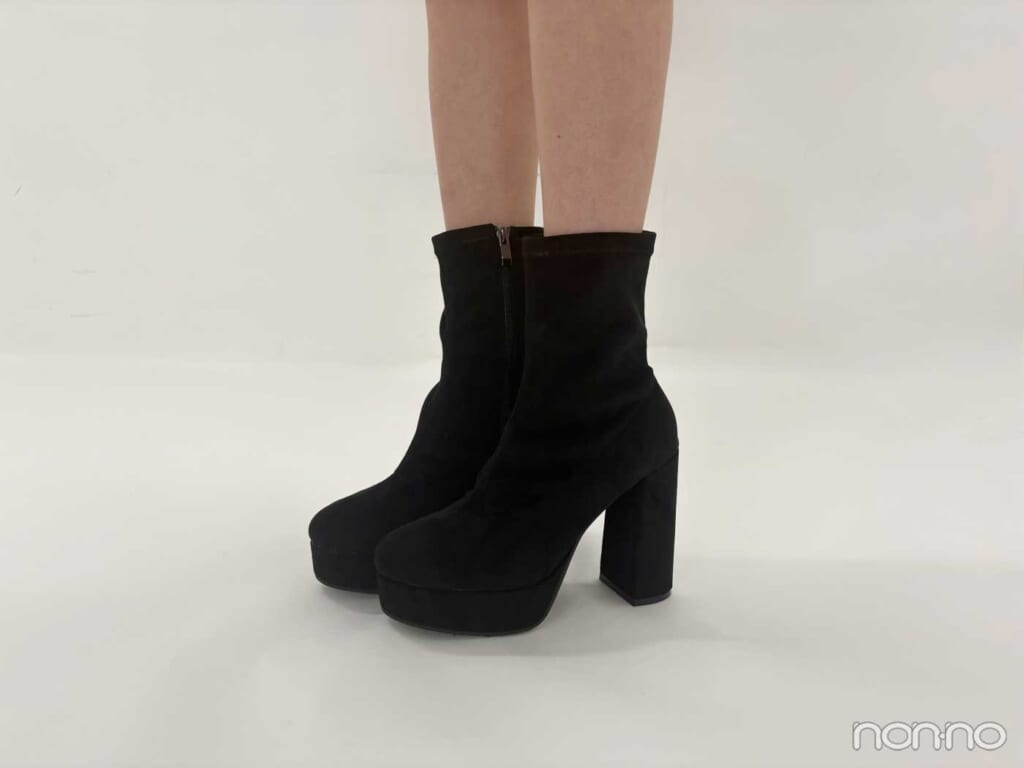 ソール高めの黒ブーツ