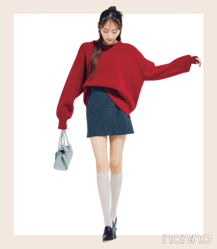 大学生の可愛い冬のデートコーデ　赤ニットとミニスカを着た女性